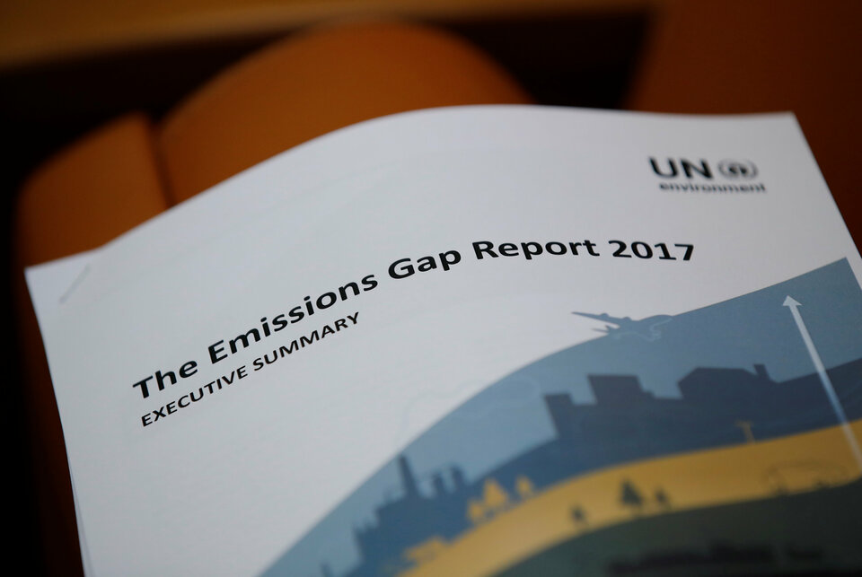 A copy of the report is pictured during the launch of the eighth edition of the UN Flagship Emissions Gap Report, days ahead of the convening of the UN Climate Change Conference (COP 23), at the United Nations in Geneva, Switzerland, on Tuesday (31/10). (Reuters Photo/Denis Balibouse)
