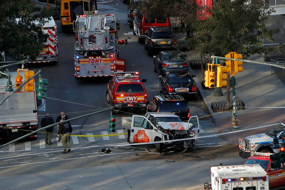 A pickup truck driver killed eight people and injured more than a dozen others when he drove down a New York City bike path on Tuesday (31/10) afternoon in what authorities said was a terrorist attack. (Reuters Photo/Andrew Kelly)