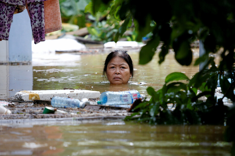 A woman wades through a submerged street at the Unesco heritage ancient town of Hoi An after typhoon Damrey hits Vietnam November 6, 2017.  (Reuters Photo/Kham)