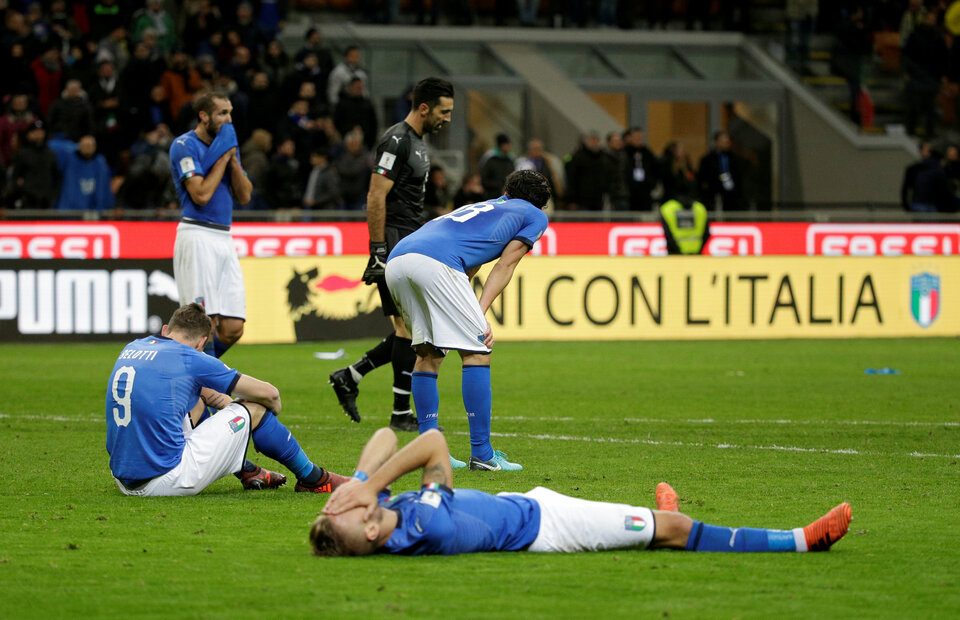 Italy players look dejected after Tuesday's (14/11) against Sweden. (Reuters Photo/Max Rossi)