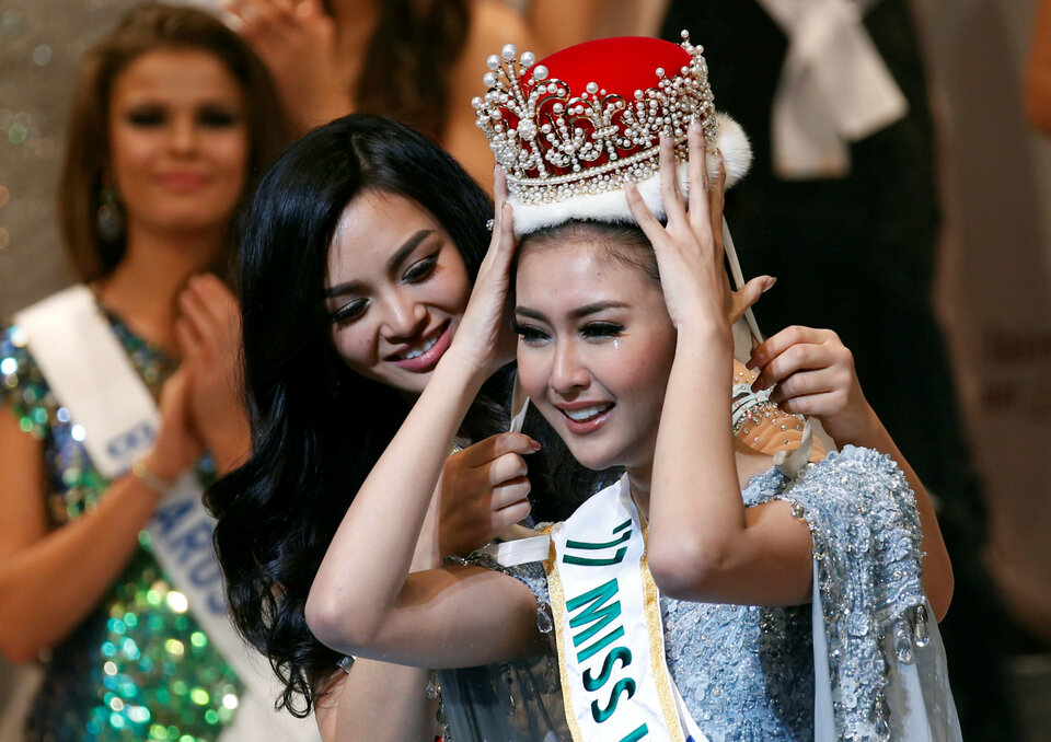 The winner of the Miss International 2017 Kevin Lilliana, right, representing Indonesia receives her crown from Miss International 2016 Kylie Verzosa representing Philippines at the 57th Miss International Beauty Pageant in Tokyo, Japan,  Nov. 14, 2017.  (Reuters Photo/Toru Hanai)