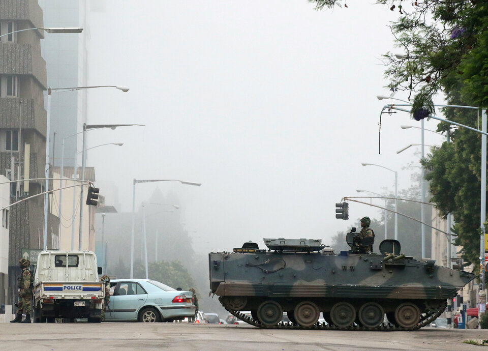 Military vehicles and soldiers patrol the streets in Harare, Zimbabwe, November 15,2017.  (Reuters Photo/Philimon Bulawayo)