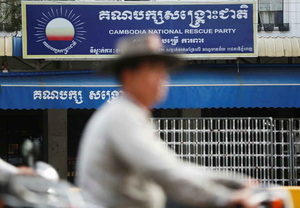 A man rides a motorcycle past the Cambodia National Rescue Party (CNRP) headquarters in Phnom Penh, Cambodia, November 17, 2017.  (Reuters Photo/Samrang Pring)