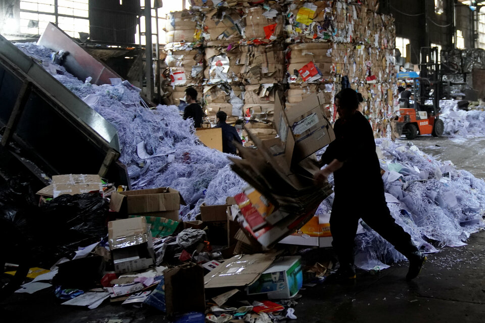 Laborers work at a paper products recycling station in Shanghai on Friday (17/11). (Reuters Photo/Aly Song)