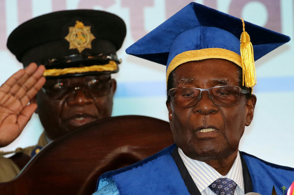 Zimbabwe President Robert Mugabe attends a university graduation ceremony in Harare, Zimbabwe, November 17, 2017. (Reuters Photo/Philimon Bulawayo)