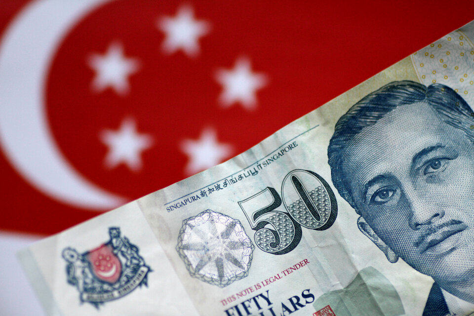 A Singapore dollar note is seen in this illustration photo May 31, 2017.   (Reuters Photo/Thomas White)