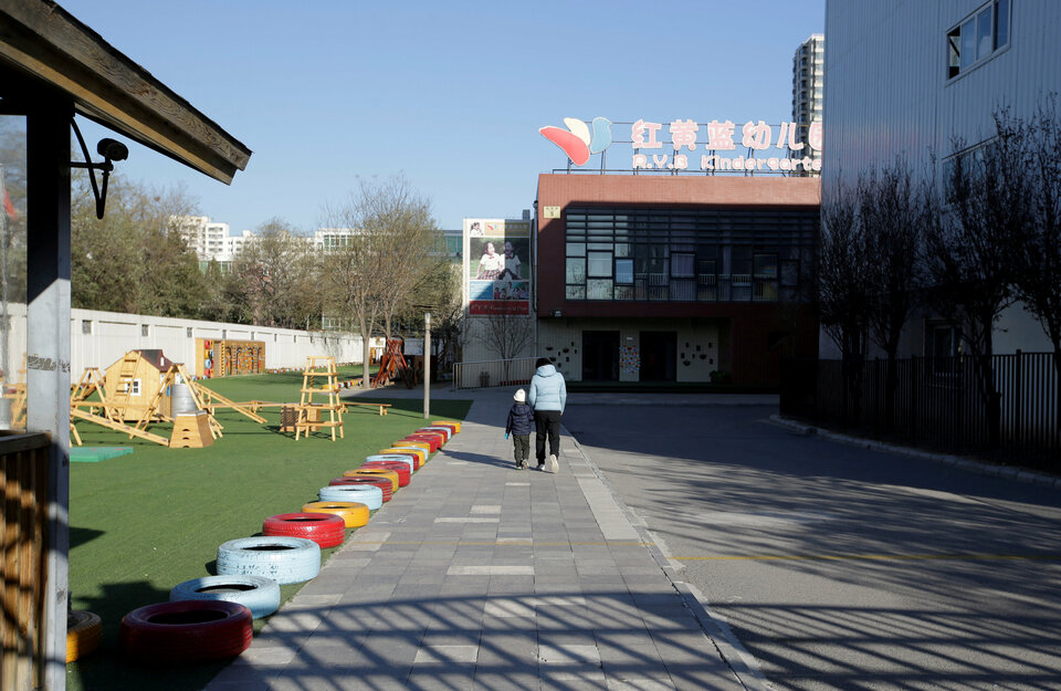 A child walks with a parent at the kindergarten run by pre-school operator RYB Education Inc being investigated by China's police, in Beijing, China November 24, 2017. (Reuters Photo/Jason Lee)