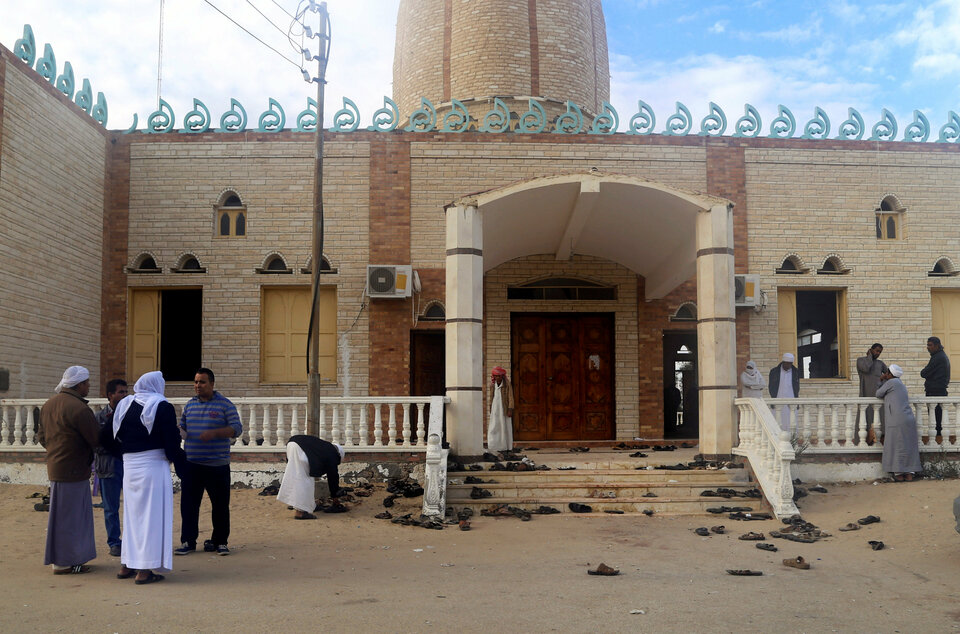 People stand outside Al Rawdah mosque, where a bomb exploded, in Bir Al-Abed, Egypt November 25, 2017.  (Reuters Photo/Mohamed Soliman)