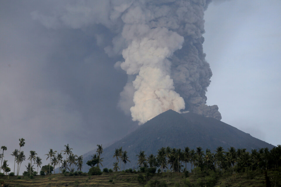 Tourism Minister Arief Yahya instructed local and foreign travelers in Bali to not panic during the volcanic eruption of Mount Agung. (Reuters Photo/Johannes P.) Christo