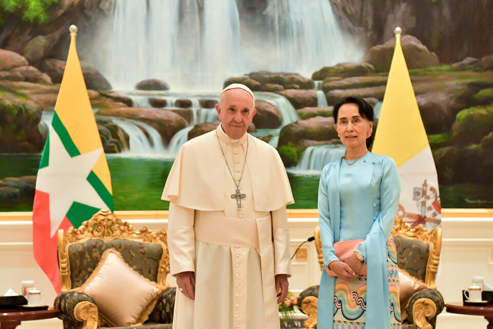 Pope poses with Aung San Suu Kyi during a meeting at the Presidential residence in Naypyidaw on 28 November 2017.  (Reuters Photo/Osservatore Romano)