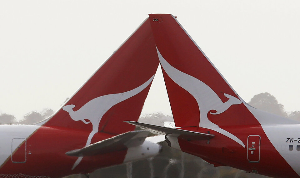 Two Qantas passenger jets cross each other at Kingsford Smith International airport in Sydney June 27, 2013.   (Reuters Photo/Daniel Munoz)