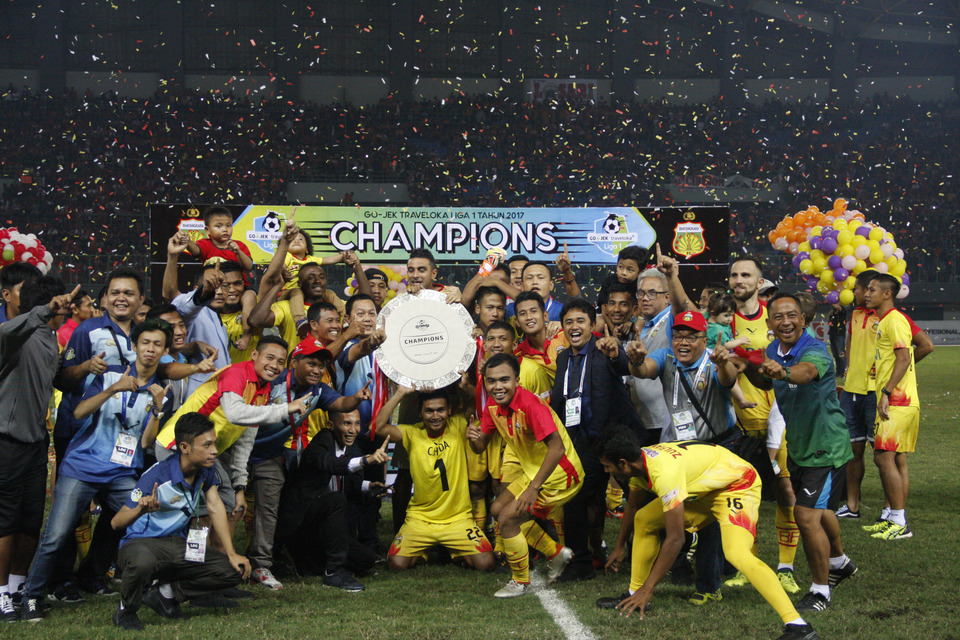 Bhayangkara players and officials celebrate with the Liga 1 trophy on Sunday (12/11). (Photo courtesy of Bhayangkara)