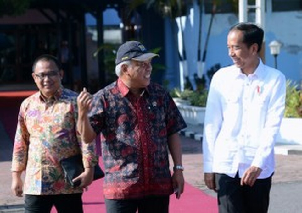 President Joko 'Jokowi' Widodo has continued with his initiative to grant landless farmers living in areas controlled by state-owned forestry firm Perhutani in Java certificates to allow them to utilize degraded forest lands for up to 35 years. (Photo courtesy of Cabinet Secretariat)