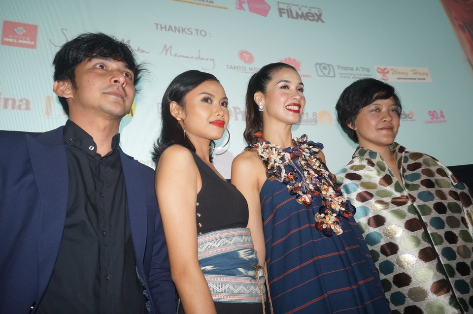 The cast and crew of 'Marlina the Murderer in Four Acts' at its local premiere in Plaza Indonesia, Jakarta, on Thursday (09/11). (JG Photo/Dhania Sarahtika)