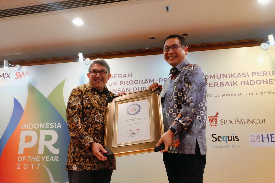Vice President of Corporate Communication Telkom Arif Prabowo received the Spoke Person of the Year award at the Indonesia PR of The Year 2017 event in Jakarta on Tuesday (31/10).