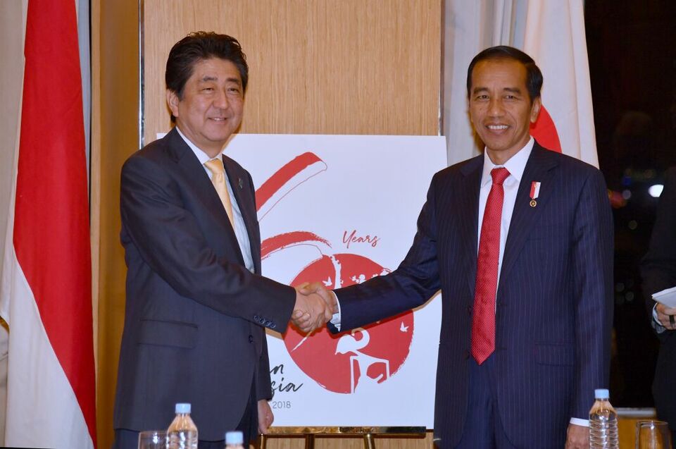 Japanese Prime Minister Shinzo Abe and President Joko 'Jokowi' Widodo at a bilateral meeting in Manila, the Philippines, on Sunday (12/11). (Photo courtesy of the Cabinet Secretary)