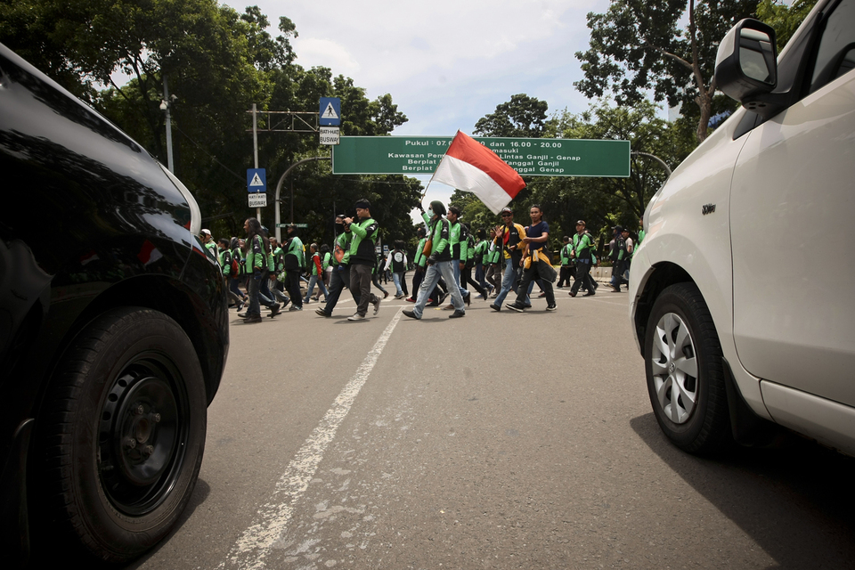 Protesters stop every car that want to pass by during the protest in front of State Palace on Thursday (23/11) Chairman of the Jakarta Citizen Forum (FAKTA / Forum Warga Jakarta) Azas Tigor Nainggolan also asked the government to immediately give attention to this issue (JG Photo / Yudha Baskoro)