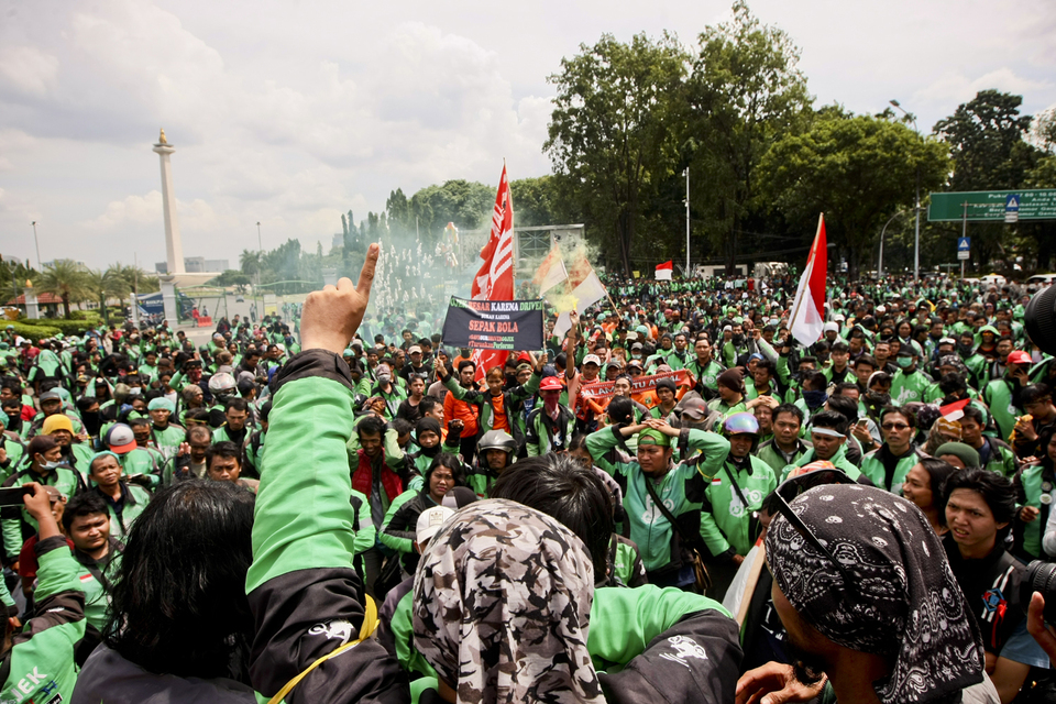 One thousand online motorcycle taxi drivers (ojek) from Gojek, Grab, and Uber, held a demonstration in front of the State Palace in 2019. Thousands of ojek and couriers from the Greater Jakarta area are expected to stage a protest on Thursday, Aug. 29, 2024, voicing their frustration with both app-based companies and government regulations they view as unfair. (JG Photo / Yudha Baskoro)