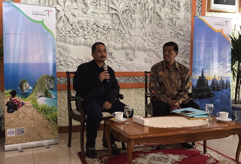 Tourism Minister Arief Yahya discussed Thailand’s excellent management of its tourism industry during a visit to the Indonesian Embassy in Bangkok on Sept. 28. (Photo courtesy of the Tourism Ministry)