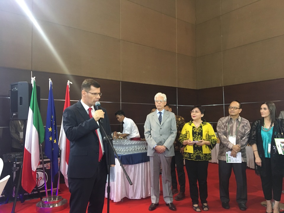 Alessandro Liberatori (left), director of the Italian Trade Agency (ITA) in Jakarta, spoke at the 2017 Printech Indonesia event in Kemayoran, North Jakarta on Wednesday (15/11). (JG Photo/Sheany)