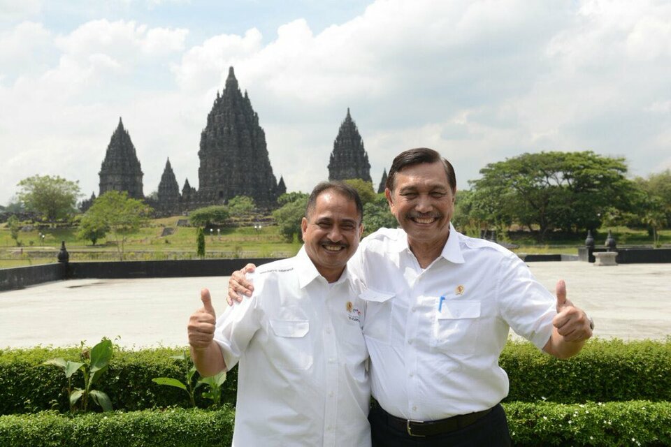 Tourism Minister Arief Yahya, left, and Coordinating Maritime Affairs Minister Luhut Binsar Pandjaitan pictured in front of Borobudur Temple in Central Java in this file photo. (Photo courtesy of the Coordinating Ministry for Maritime Affairs)