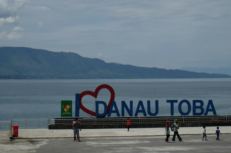 Seven investors from Indonesia have committed a total of $400 million in funding to help the government develop Lake Toba in North Sumatra into a world-class tourist attraction. (Antara Photo/Irsan Mulyadi)