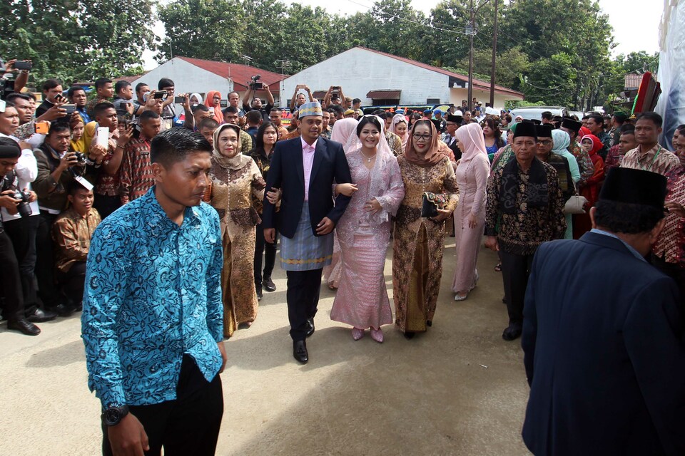 Recently hitched Kahiyang Ayu, the daughter of Indonesian President Joko Widodo, and her husband Bobby Nasution will hold 'Ngunduh Mantu,' a traditional wedding procession to welcome the bride to the groom’s family in Medan, North Sumatra — Bobby's hometown — on Nov. 24-26. (Antara Photo/Septianda Perdana)
