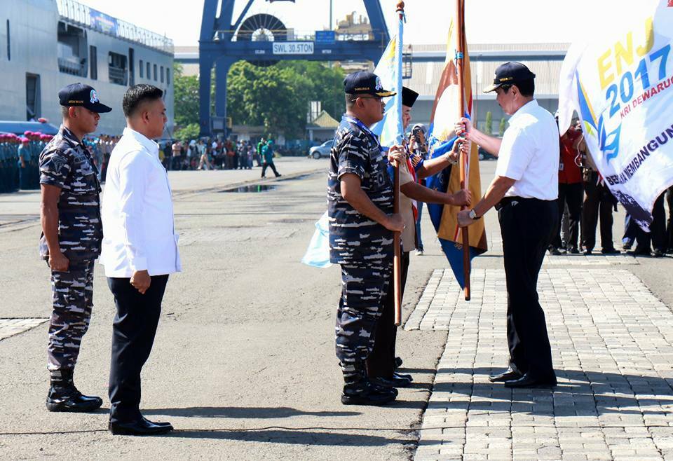 Coordinating Minister for Maritime Affairs Luhut Binsar Pandjaitan officially released two ships boarded by 768 'Sail Sabang' expedition participants toward Weh Island in Aceh from Tanjung Priok Port in Jakarta on Monday (20/11). (Photo Courtesy of Tourism Ministry)