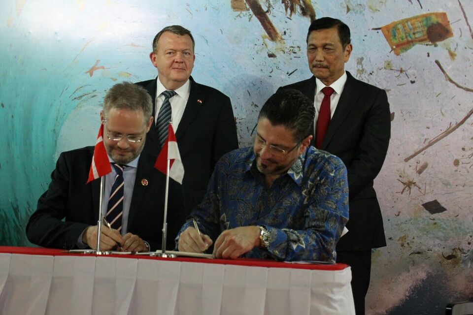 Denmark’s ambassador to Indonesia Rasmus Kristensen, left, signed a contribution agreement for a trust fun to curb ocean waste with Rodrigo Chaves, the World Bank country director for Indonesia, at the Maritime Museum in Jakarta on Tuesday (28/11). (Photo courtesy of the World Bank)