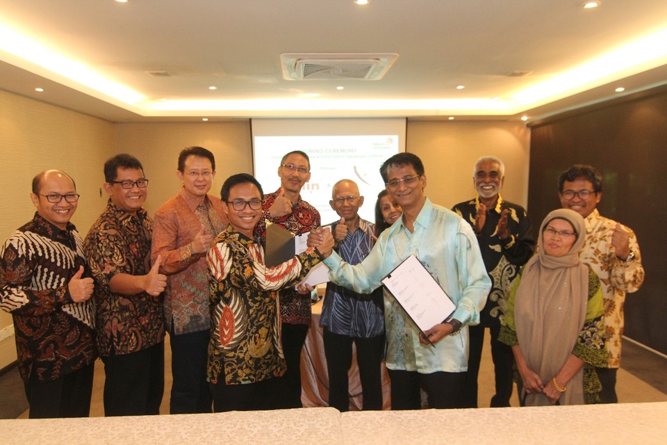 CEO Telin Faizal R. Djoemadi (fourth from left) with TSGN shareholder Dhrmarajah AT Thiagarajah (fourth from right) and TSGN CEO Kent Ho (third from left) after the signing of share purchase agreement witnessed by Wholesale & International Service Director of Telkom Abdus Somad Arief (fifth from left) and Chairman of TSGN Datuk Hod Parman (sixth from left) in Cyberjaya, Malaysia, Friday (24/11).