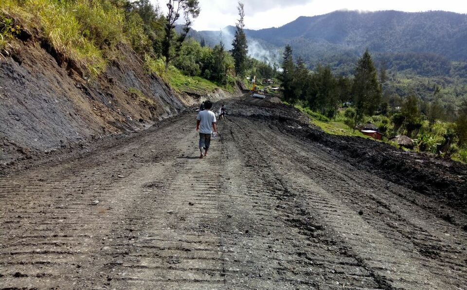 A section of the Trans-Papua Highway under construction. (Photo courtesy of the Public Works Ministry)