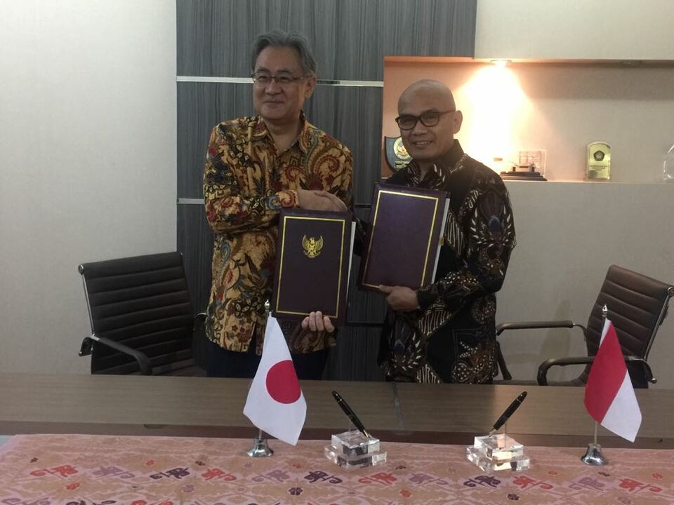 Director general for Asia Pacific and Africa at the Ministry of Foreign Affairs, Desra Percaya, right, and Japanese Ambassador Masafumi Ishii. (Photo courtesy of the Ministry of Foreign Affairs)