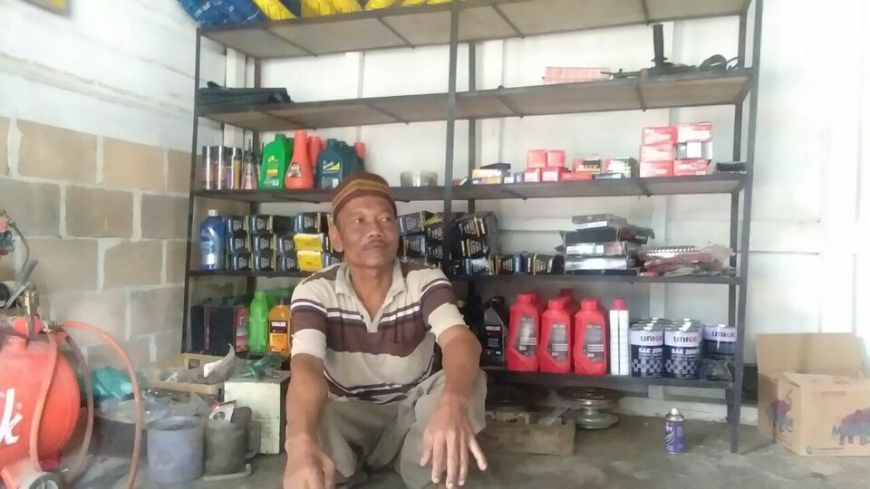 Tukiman in his motorcyle repair shop. (Photo courtesy of Muhammad Al Azhari)
