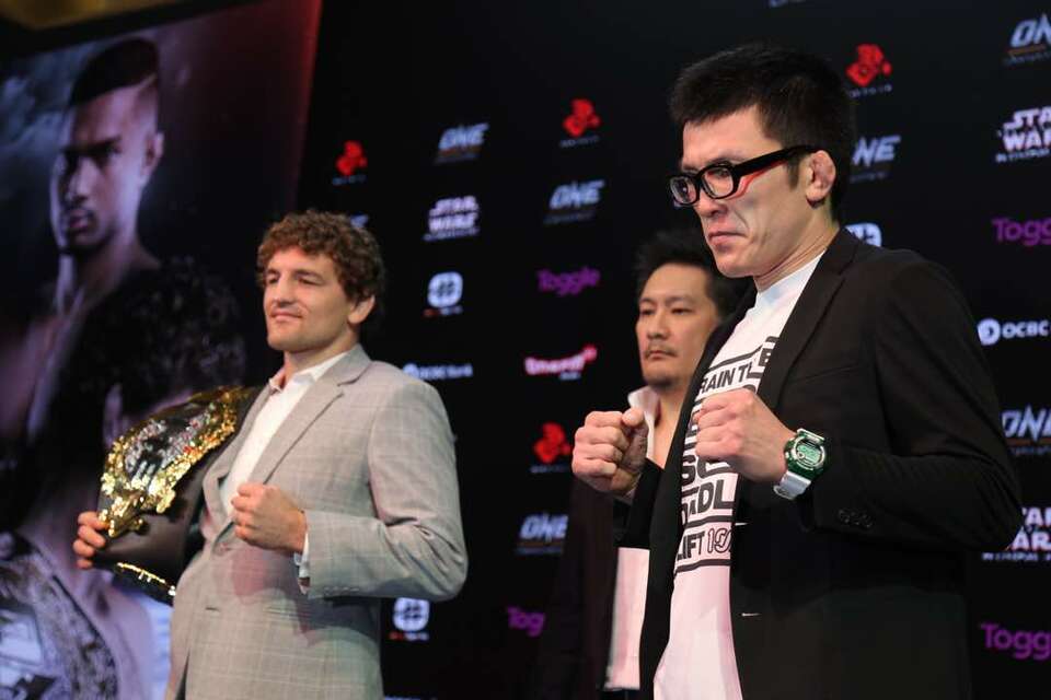 From left, ONE welterweight world champion Ben 'Funky' Askren, ONE Championship chairman Chatri Sityodtong and Shinya 'Tobikan Judan' Aoki participate in a face-off photo session during a press conference in Singapore on Wednesday (22/11). (JG Photo/Eko Prasetyo)
