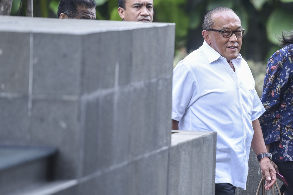 Senior Golkar politician Aburizal Bakrie walks out of KPK's office on Thursday (16/11) after being interrogated in relation to the disappearance of his party's chairman Setya Novanto when he was about to be nabbed by antigraft investigators. (Antara Photo/Hafidz Mubarak A.)
