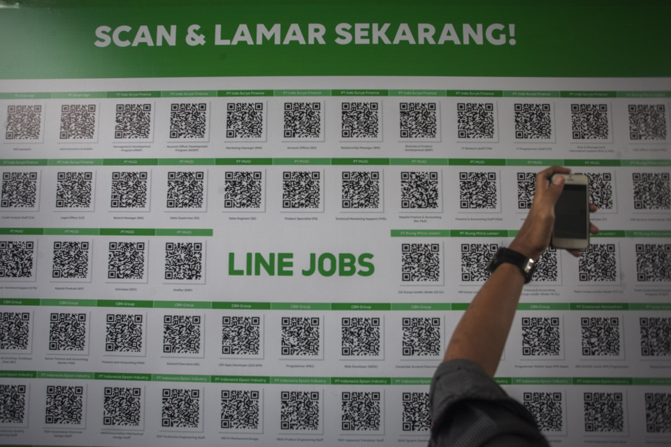 Job seekers scan job vacancy information barcode at the Job Fair at Gadjah Mada University, Yogyakarta, on Tuesday, November 7, 2017. Based on the latest data from the Central Statistics Agency (BPS), Indonesia's unemployment number decreased by 9.89 percent in February 2024 compared to the same period last year. (ANTARA FOTO/Andreas Fitri Atmoko).
