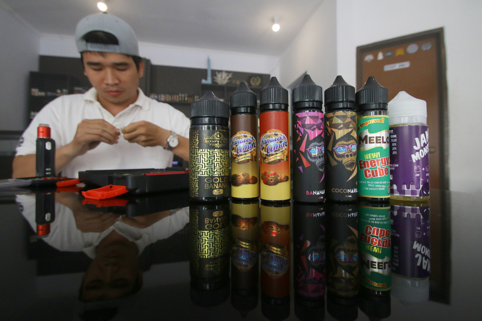 The National Narcotics Agency (BNN) says it has found several cases of vaping liquid infused with illegal substances, such as crystal methamphetamine and marijuana, since 2013. (Antara Photo/Rivan Awal Lingga)