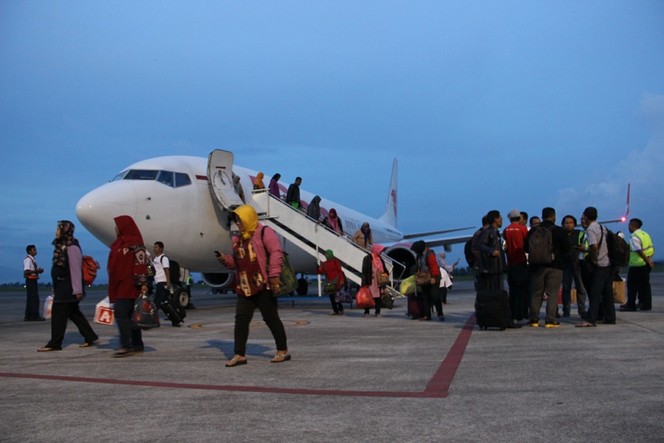 Lombok Praya International Airport in West Nusa Tenggara reopened at 08.50 local time on Friday (01/12) after it was closed a day earlier due to the eruption of Mount Agung in nearby Bali. (Antara Photo/Syaiful Arif)
