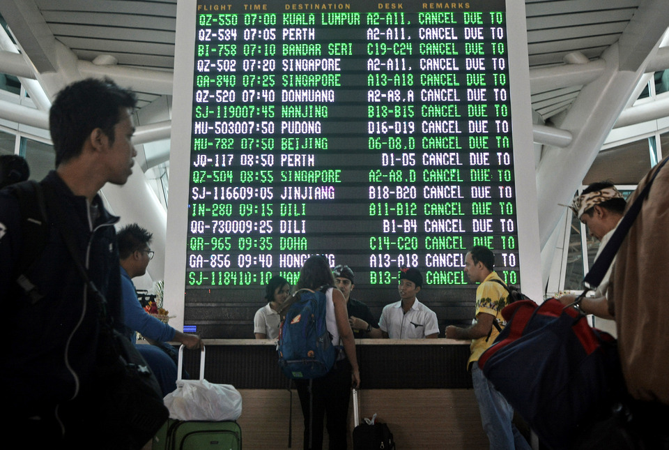An announcement board shows canceled flights at Bali's I Gusti Ngurah Rai International Airport on Monday (27/11). (Antara Photo/Fikri Yusuf)