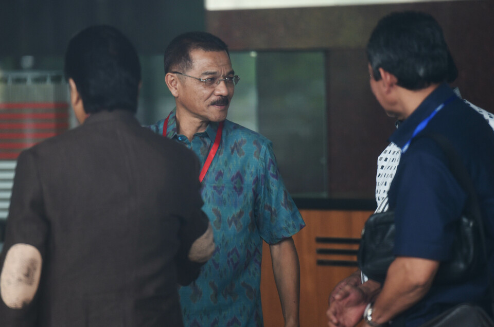 Former Home Affairs Minister Gamawan Fauzi, center, arrives for questioning at the offices of the Corruption Eradication Commission (KPK) in South Jakarta on Wednesday (08/11). (Antara Photo/Akbar Nugroho Gumay)
