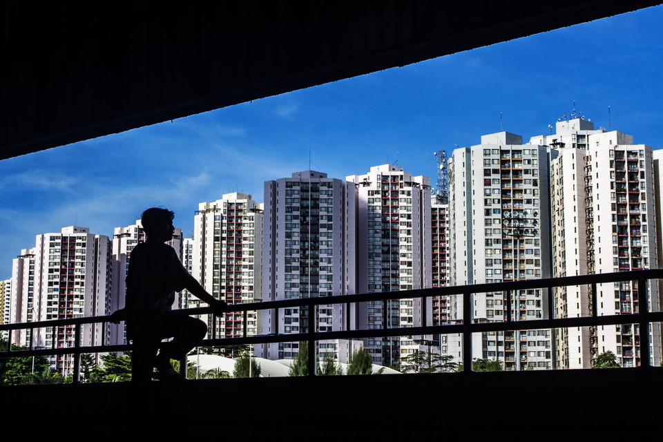 A resident looks out over an apartment complex in South Jakarta on Wednesday (08/11). Deputy Governor Sandiaga Uno said he would prioritize vertical buildings to realize his zero-percent down payment campaign promise. (Antara Photo/Galih Pradipta)