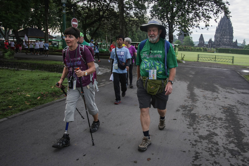 Foreigners participate in the Jogja International Heritage Walk at Prambanan Temple in Sleman, Yogyakarta, on Saturday (18/11). Up to 200 people from 45 countries took part in the event, aimed at promoting the historical and cultural potential of the area. (Antara Photo/Hendra Nurdiyansyah)