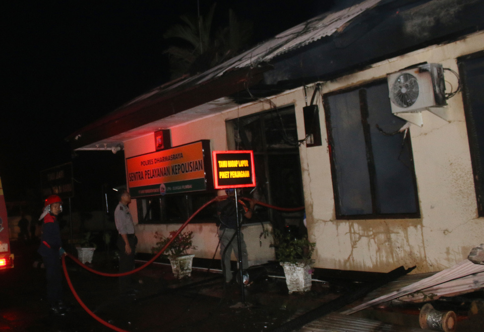 The perpetrators of the arson attack on the police station in Dharmasraya, West Sumatra, may have been affiliated with the Jamaah Anshar Daulah, or JAD, terror network, an official said on Tuesday (14/11).
(Antara Photo/Eko Pangestu)