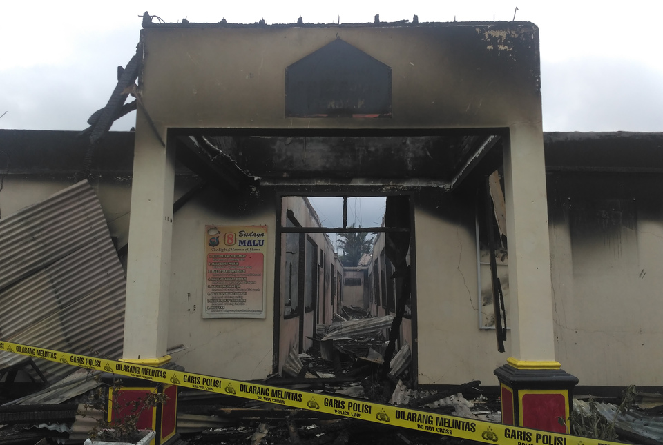 Two individuals reportedly burned down a police station in Dharmasraya, West Sumatra, on Sunday (12/11) before being shot dead by officers. (Antara Photo/Ilka Jensen)

