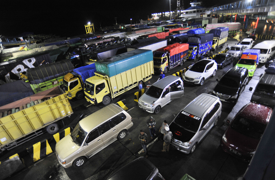 Cars are stranded in the Merak port in Banten, after ferry services were suspended in the Sunda Strait on Thursday (30/11). (Antara Photo/Asep Fathulrahman)