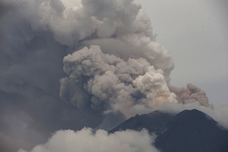 Plumes of smoke and volcanic ash burst from Mount Agung's crater on Wednesday (29/11). (Antara Photo/Nyoman Budhiana)