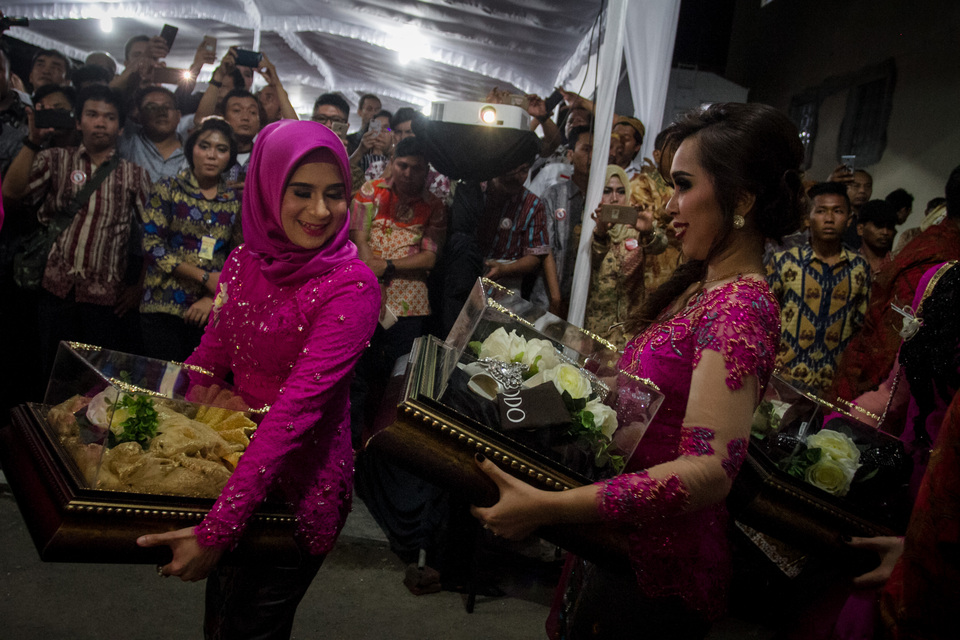 Bridesmaids bring gifts for President Joko Widodo's daughter Kahiyang Ayu on Tuesday (07/11). (Antara Photo/Mohammad Ayudha)