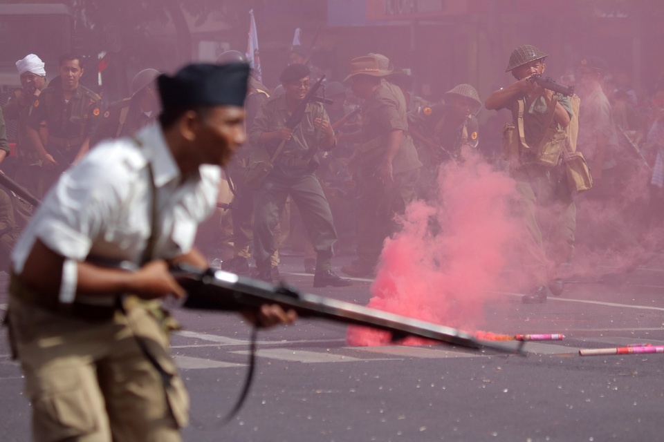 Reenactors stage the famous Battle of Surabaya on the streets of the East Java city on Sunday (05/11). (Antara Photo/Didik Suhartono)