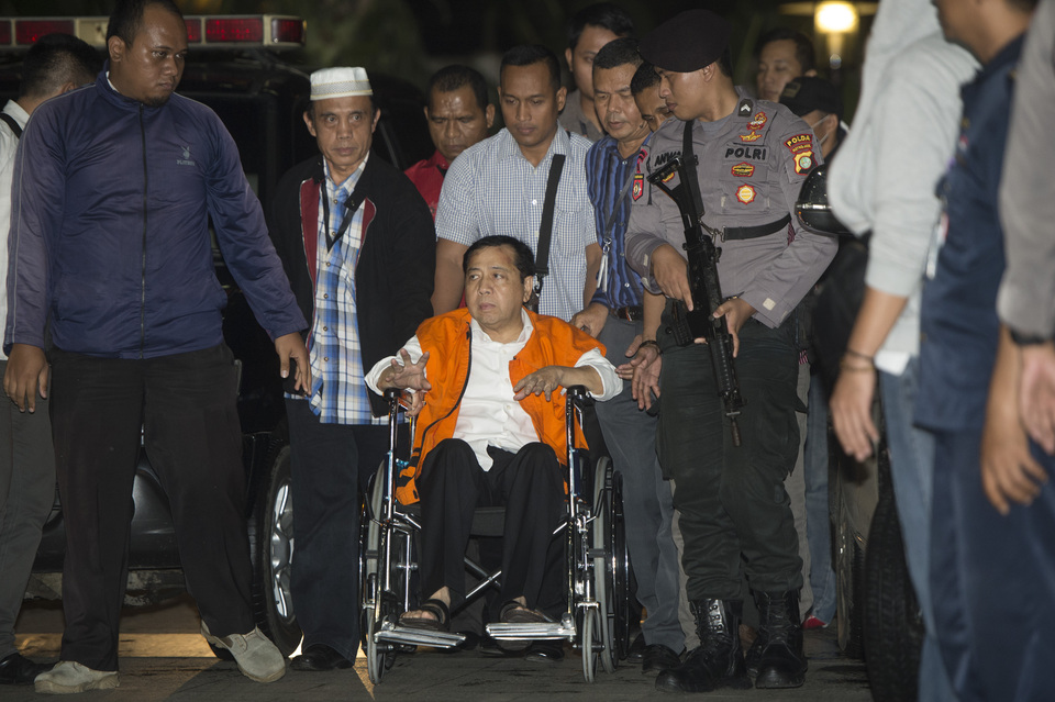 House of Representatives Speaker and graft suspect Setya Novanto arrives at the offices of the Corruption Eradication Commission (KPK) in South Jakarta late on Sunday night (19/11) after doctors at Cipto Mangunkusumo Hospital decided he no longer needed to be hospitalized. (Antara Photo/Rosa Panggabean)