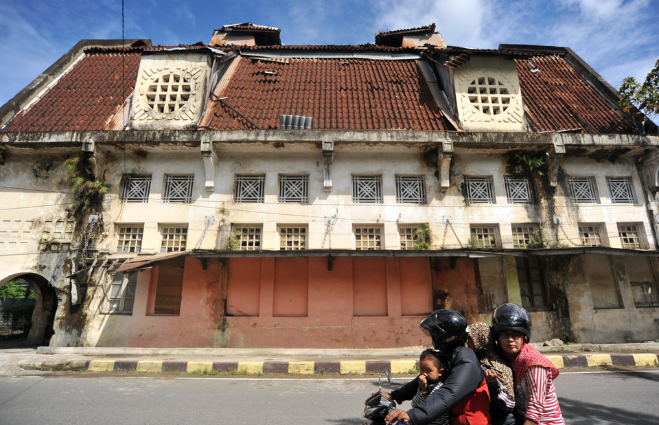 A Dutch colonial era office of Geo Wehry & Co lies abandoned in the corner of a street in Padang, West Sumatra, on Sunday (12/11). (Antara Photo/Iggoy el Fitra)
